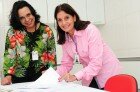 Lucy Jardim entrega doação do Shopping Uberaba à Maria Helena Miziara, presidente da Associação de Voluntários do Hospital de Clínicas da UFTM - Foto Alysson Oliveira